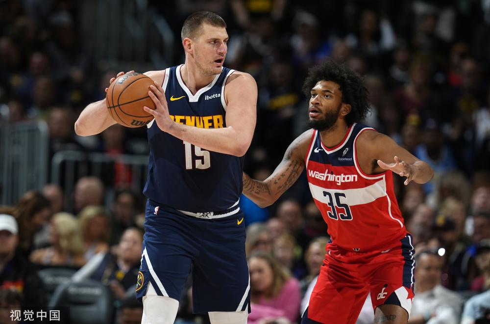 詹姆斯飞抵 詹姆斯飞抵